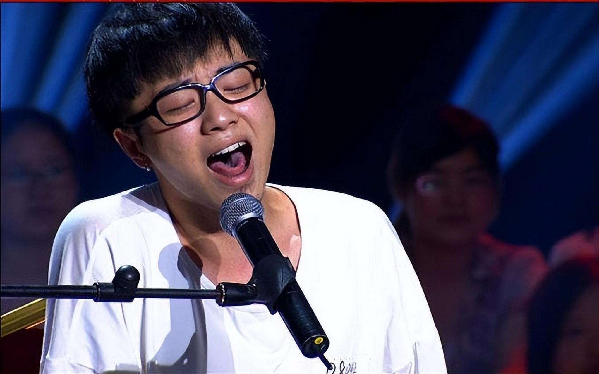 从2013年斩获《快乐男声》年度总冠军开始,华晨宇就有了"音乐鬼才"的