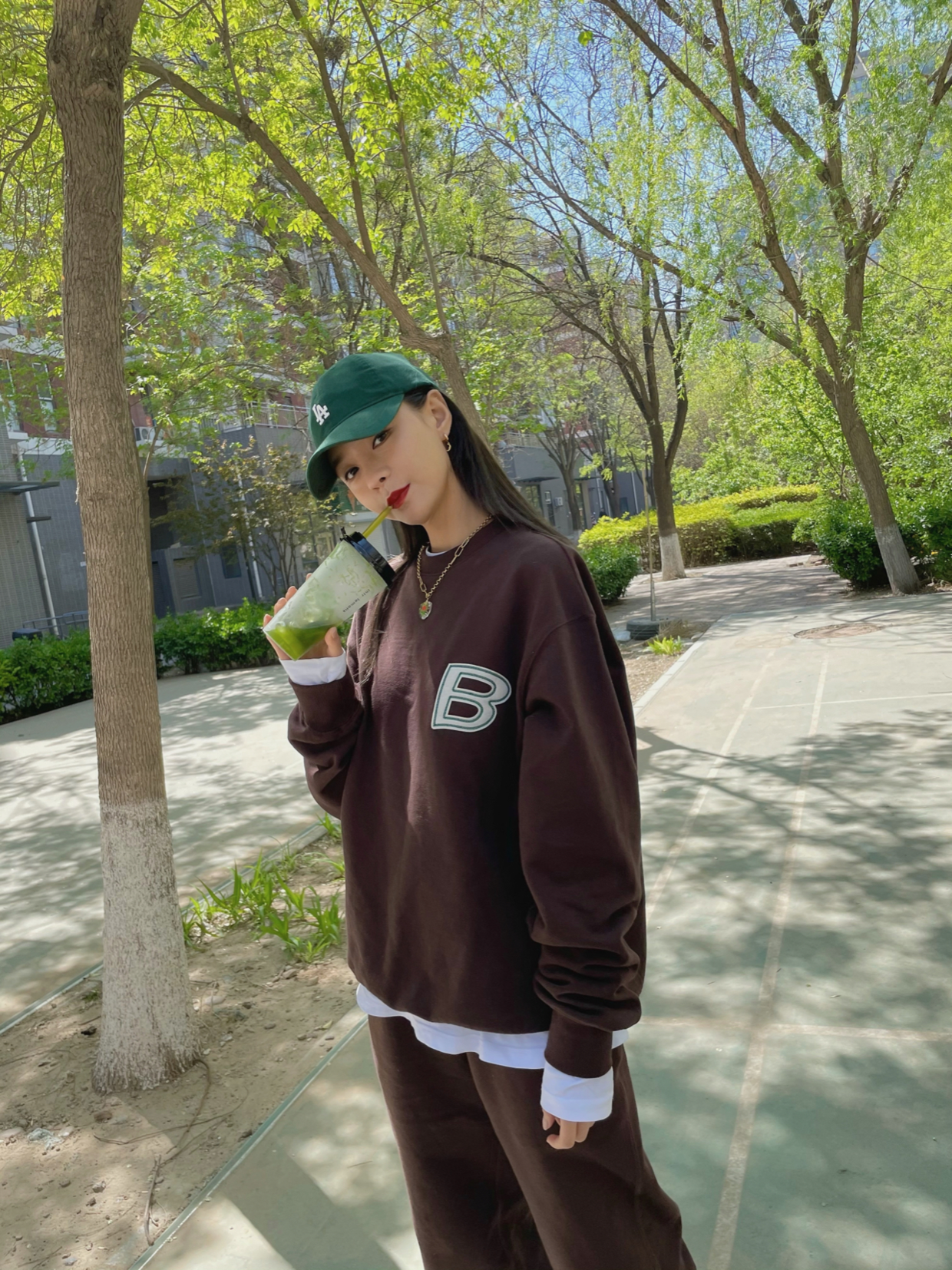 沈梦辰的少女感绝了,一身咖啡色卫衣套装青春靓丽,减龄又时髦