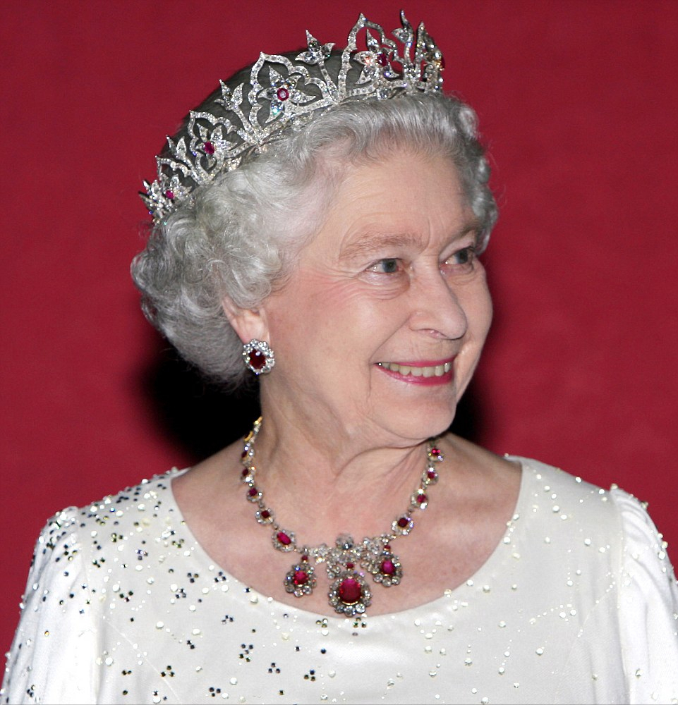 英国女王有多少珠宝?盘点伊丽莎白二世的各种王冠和私藏珠宝
