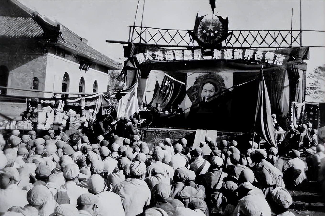 1950年冕山鎮誤會戰,天亮後兩軍戰士抱頭痛哭:哪想得到是自家人