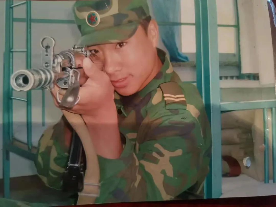 2005年参军入伍,曾服役于北京军区66028部队,期间连续两年获得优秀