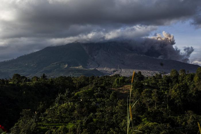 视界|喷发中的印尼锡纳朋火山