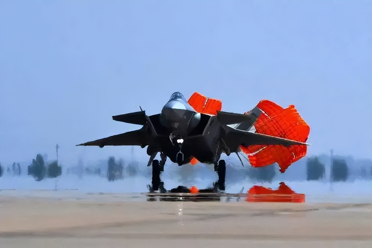 碳刹车技术早已突破,歼20降落却依旧是用减速伞,这是为什么?