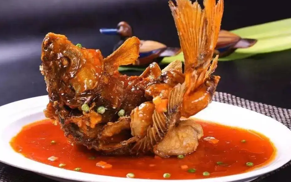 糖醋黄河鲤鱼"成菜",跃跃欲试鲤鱼"跳龙门"之势