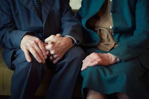 老年人也有性需求,60岁男子二婚蜜月被新娘抱怨:沉迷难耐