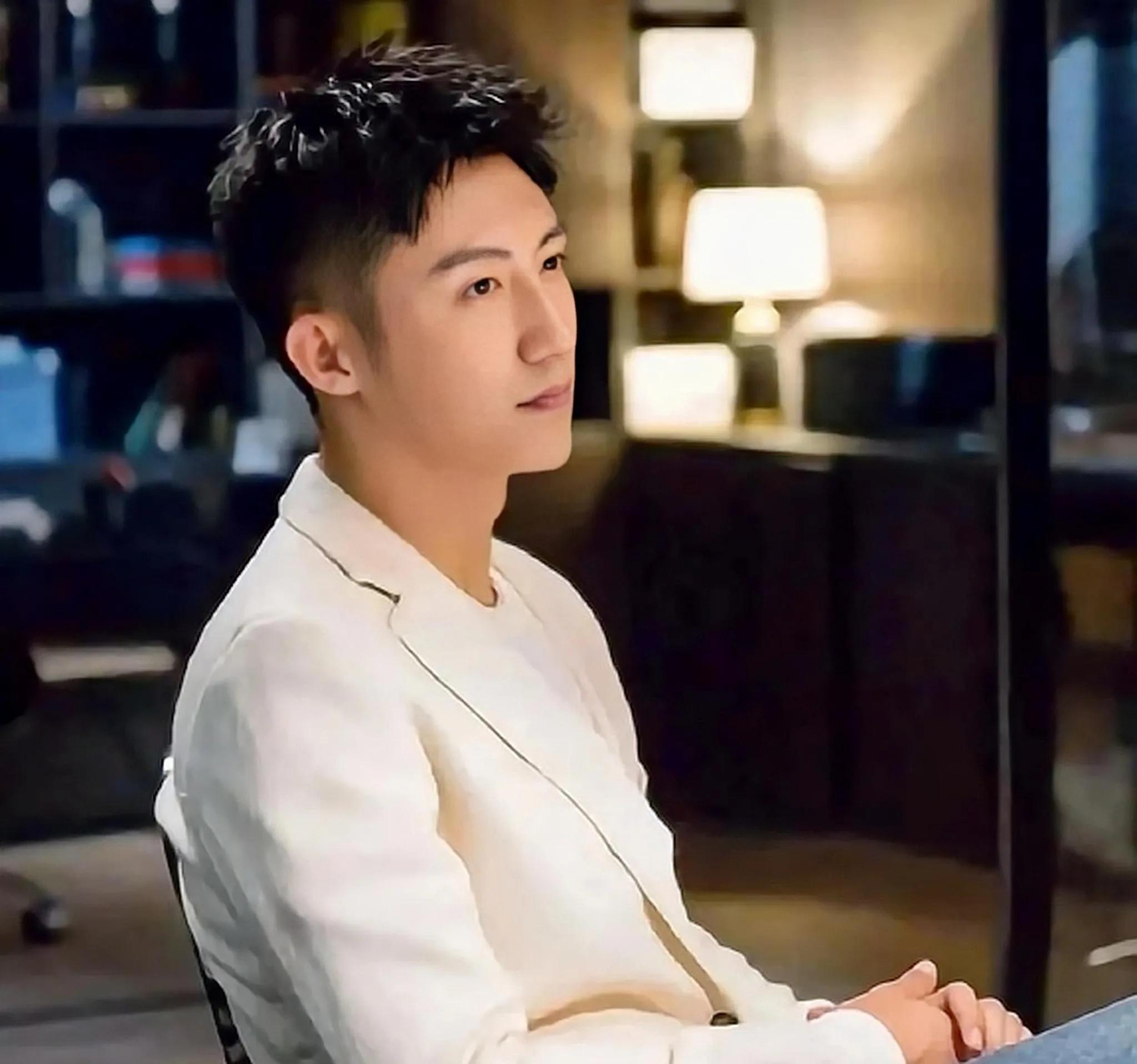 张译声明当面抽烟改戏谣言,迪丽热巴黄景瑜辟谣怀孕生子