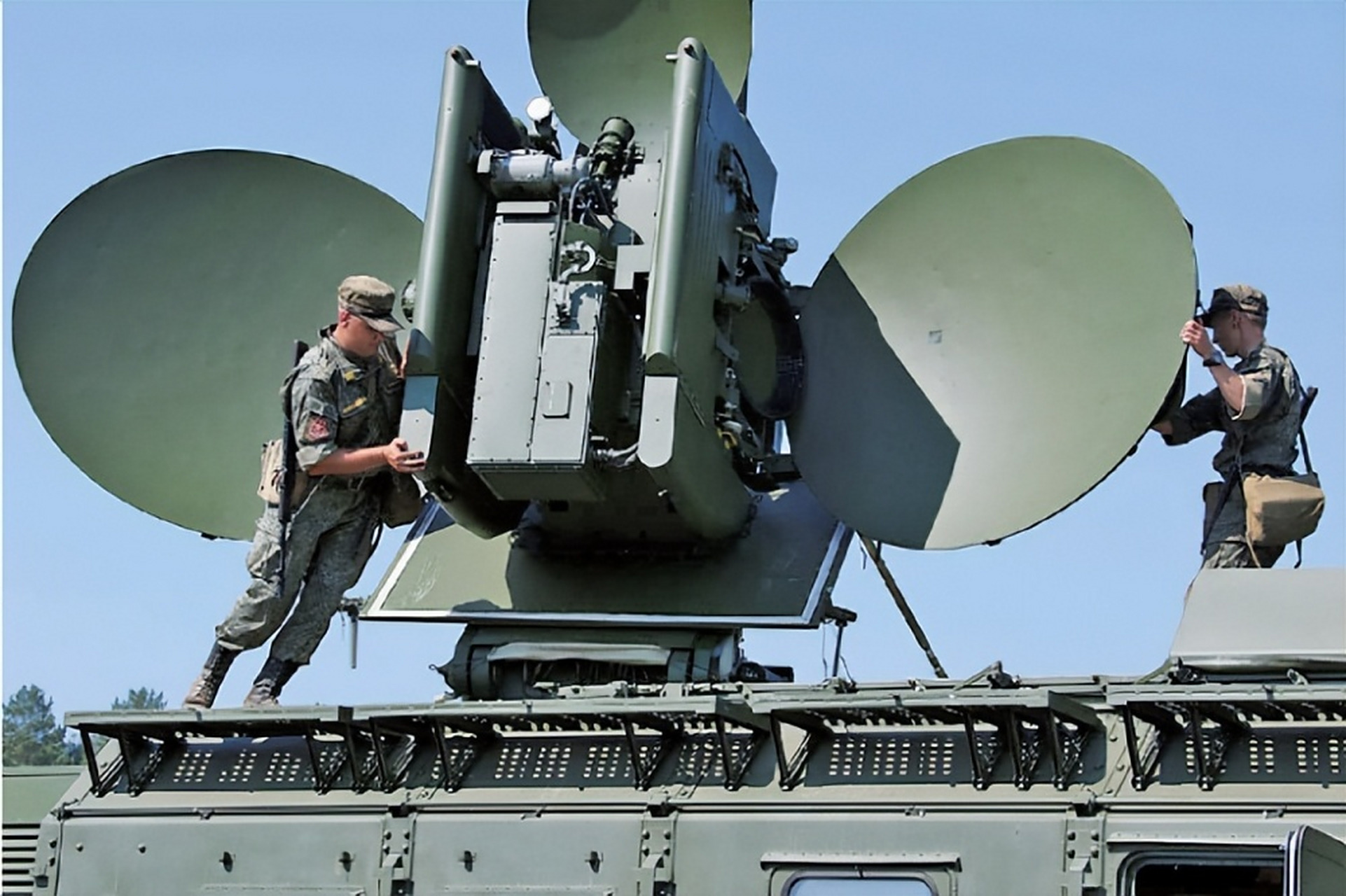 其中,对己方电子侦察装备发现的敌方大功率发射机进行火力毁伤是优先