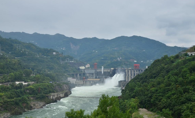 安康这座水电站,被誉为陕西第一坝,并造就了陕西千岛湖