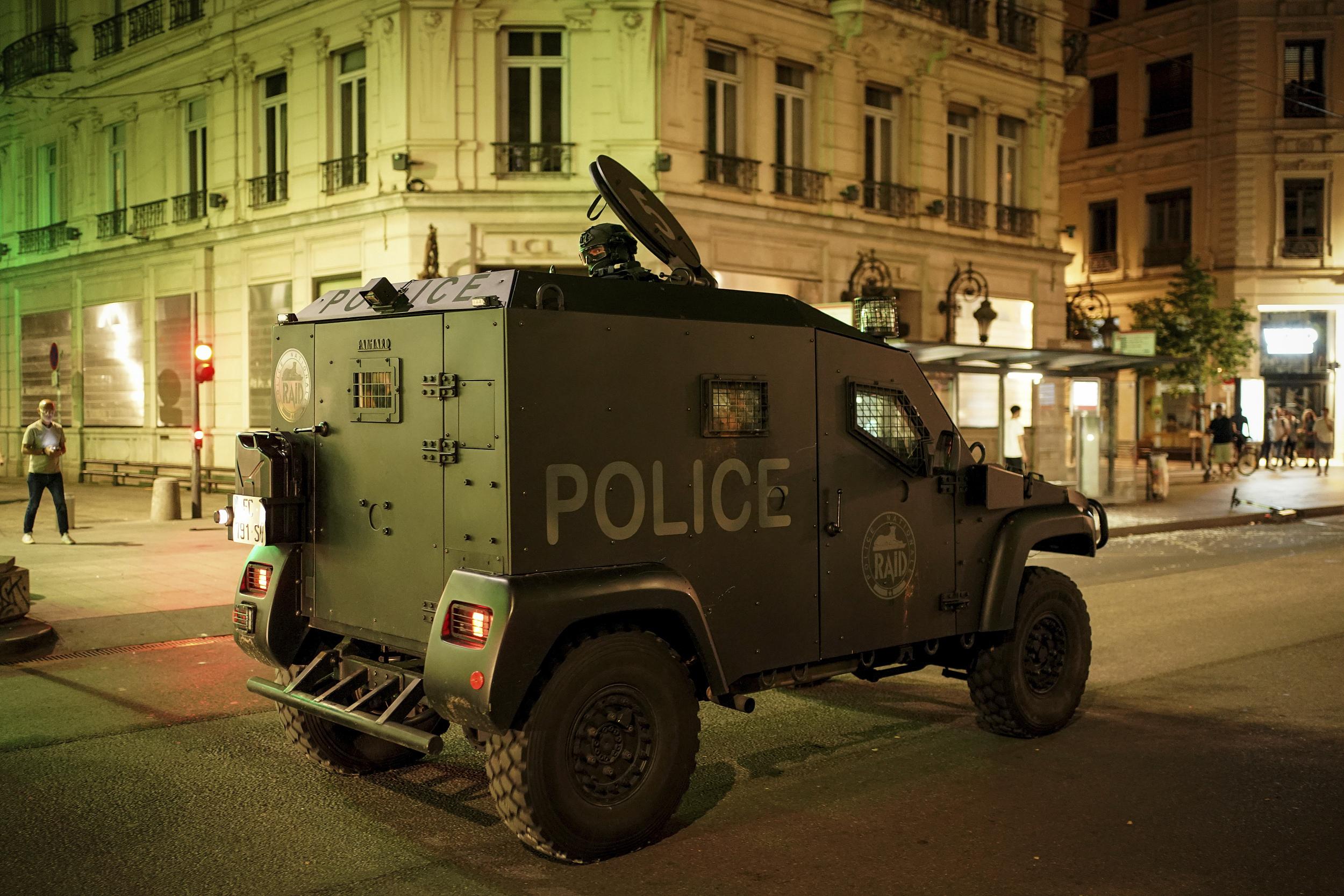法国警方增派装甲车回应暴动,警方逮捕一千一百多人