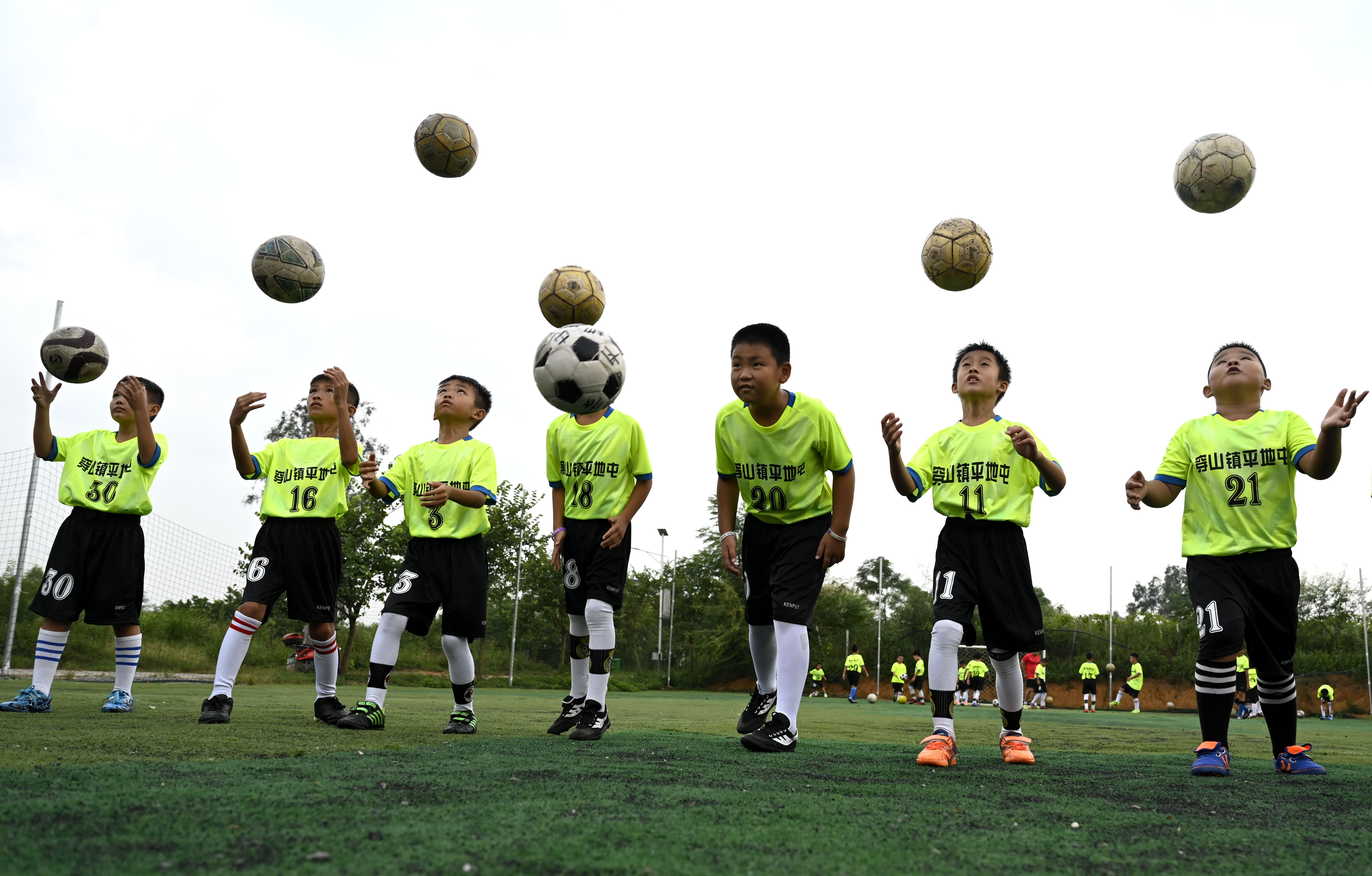 广西柳江 乡村少年圆了足球梦