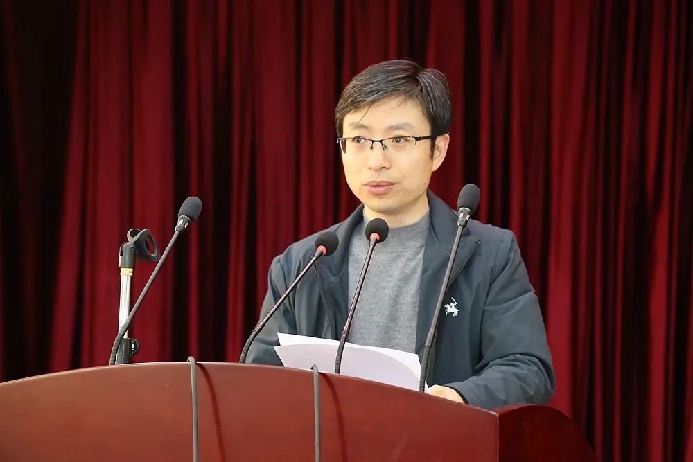 学校党委书记,校长沙国禅作动员讲话:"三条定律""一个故事"启迪学生.