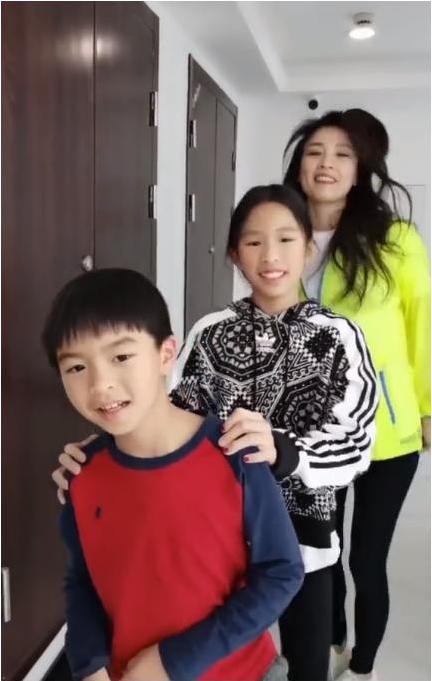 张庭儿子久违现身,8岁林秉翰穿红色t恤背心,身高已到林瑞阳胸了