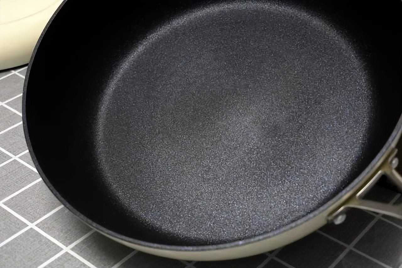 不粘锅涂层脱落后真的有害吗?真的会释放有害物质吗?一起来揭秘