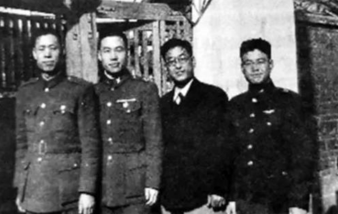 他潜伏在老蒋身边,曾是少将高参,策划了多次起义,一直没被发现