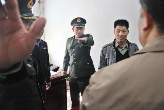 犯罪团伙为救同伙,假扮军官硬闯公安局,私自伪造密令劫狱