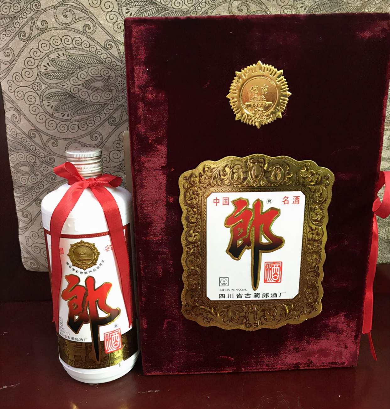 这里的酿酒原料丰富,有糯高粱,小麦,赤水河的河水,酿出来的酒,酱香