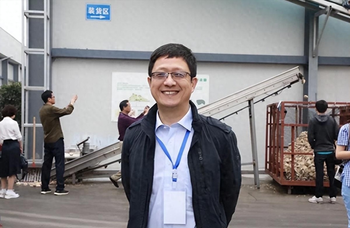 劳春燕和丈夫裘正义的爱情,可谓是水到渠成.