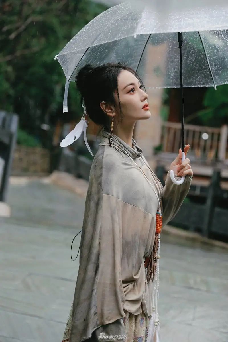 撑伞也是雨中人图片图片