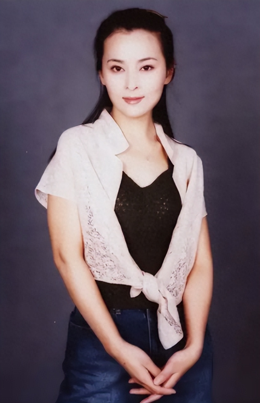 在《大陆人》中,和黄志忠搭档是当时红极一时的女演员何音.