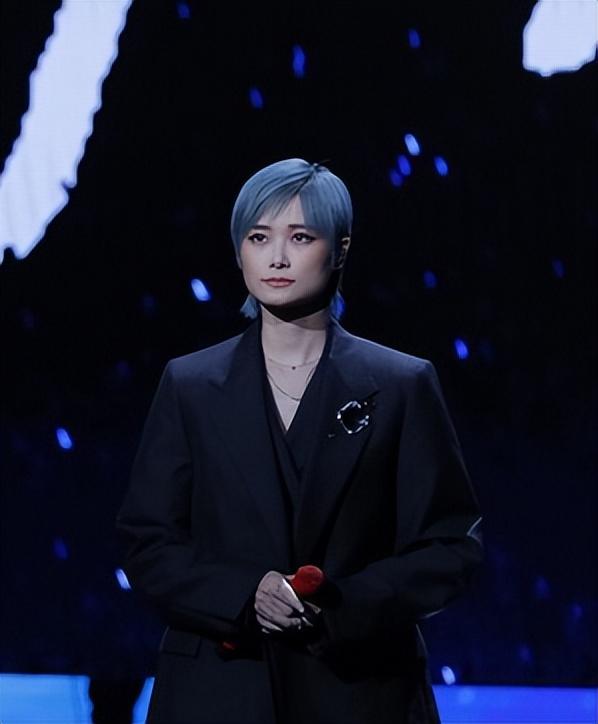 既没作品又没流量却频繁出现在重要场合39的李宇春早就是顶流
