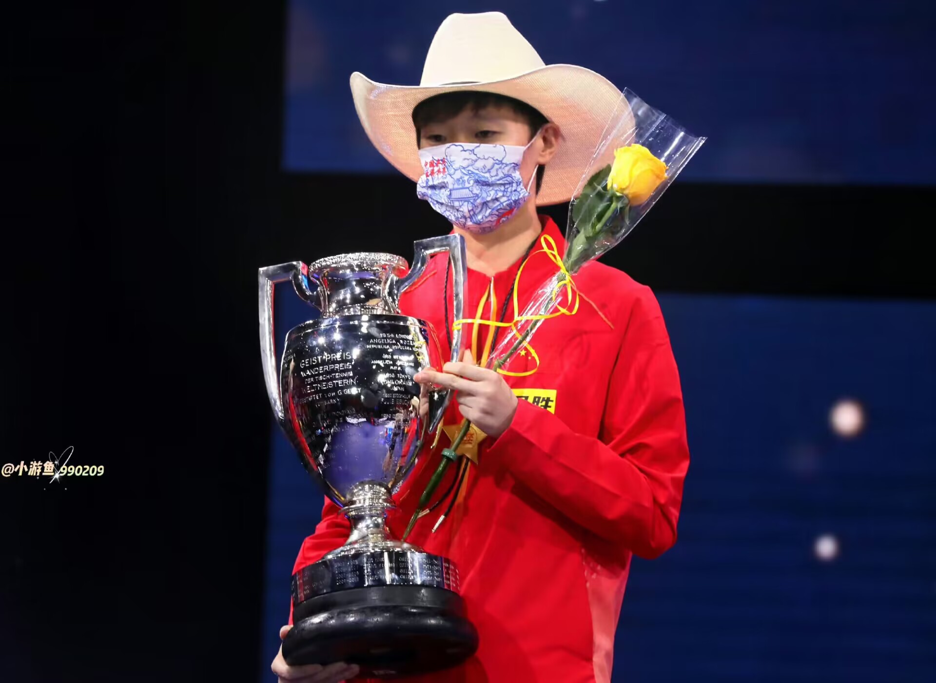 王曼昱交出世乒赛冠军奖杯那一刻,或与奥运单打名额渐行渐远了!