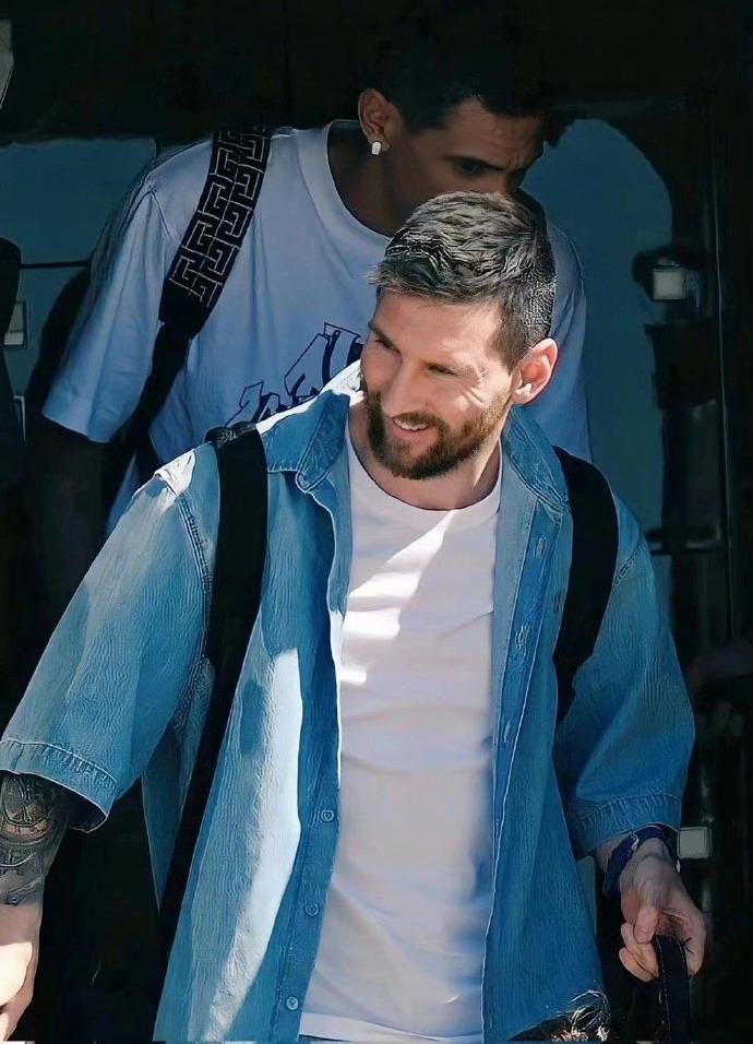 梅西一到北京就把人帅到!穿牛仔装拉着lv行李箱,时尚感不输c罗