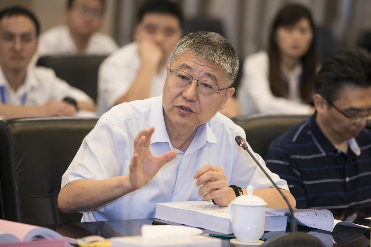 (图为中国工程院院士,清华大学教授江亿宣读鉴定结果)