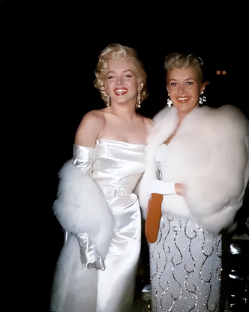 1943年,"腿神"贝蒂·葛莱宝红遍好莱坞,一双旧丝袜拍出7万美元