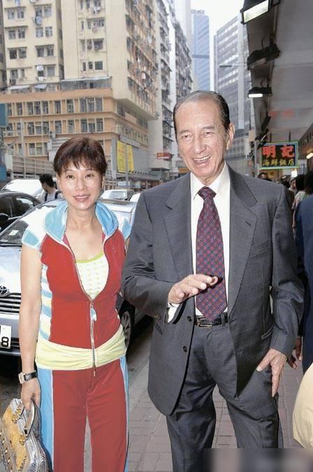 赌王何鸿燊三太成功逆袭之路:从正宫的贴身护士,到赌王宠妃?