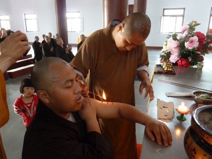 太守信佛,吏民遭罪