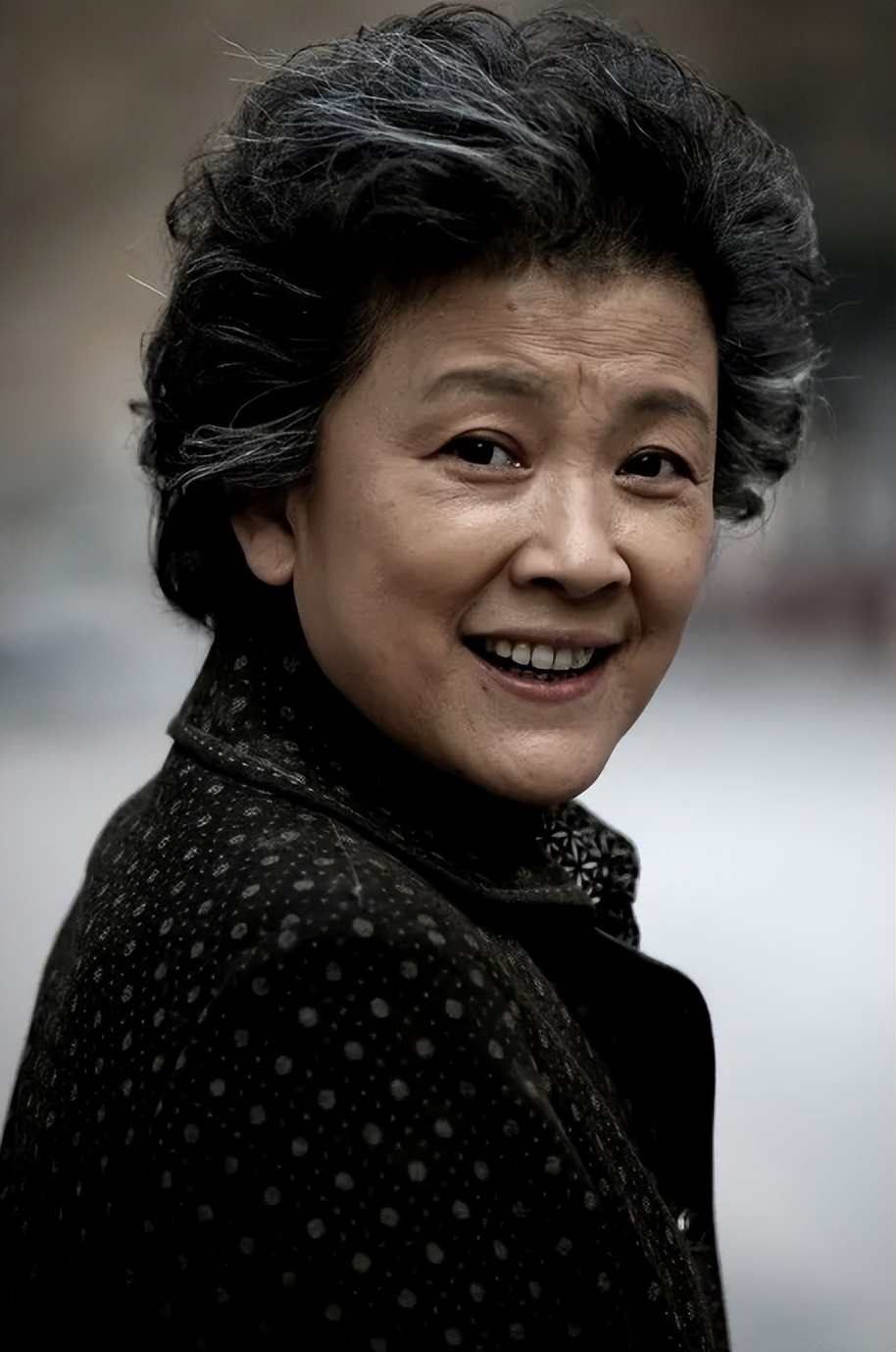 宋春丽:29岁因拍戏终生不育,61岁收养女圆当妈梦,如今苦尽甘来