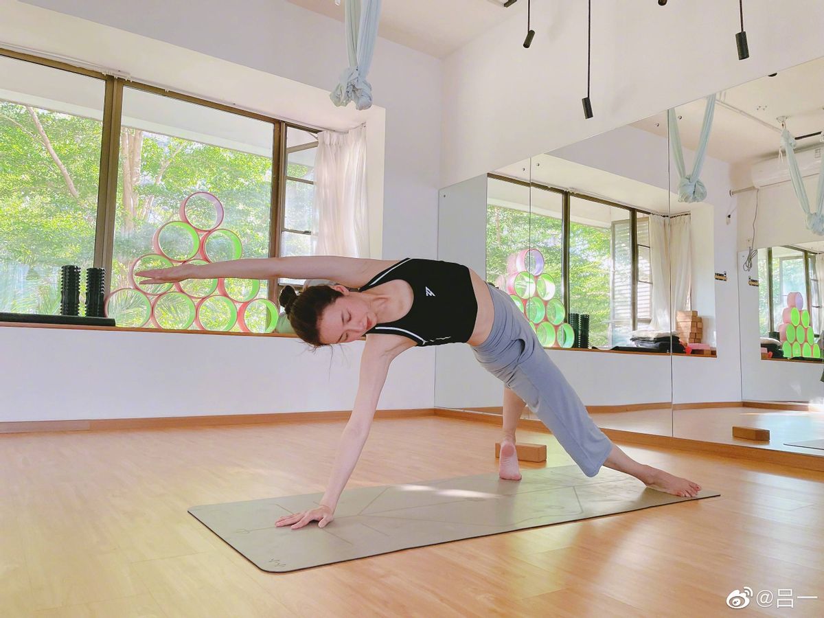 37岁吕一在家练瑜伽,皮肤白皙似雪,网友:保养太好简直梦回18岁