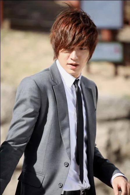 36岁李敏镐近况曝光,脸部浮肿出现大叔感,被粉丝包围人气不减