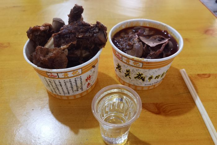 武汉火了20多年的牛肉米粉店,1块钱1杯的早酒,跟牛骨头更配哦