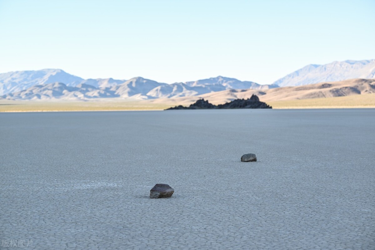 探秘美国加州死亡谷,石头会漂移走路,背后神秘力量是什么