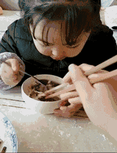 热点|女儿在学校舍不得吃西瓜说给俺妈留着！这些暖心的瞬间，让人泪奔