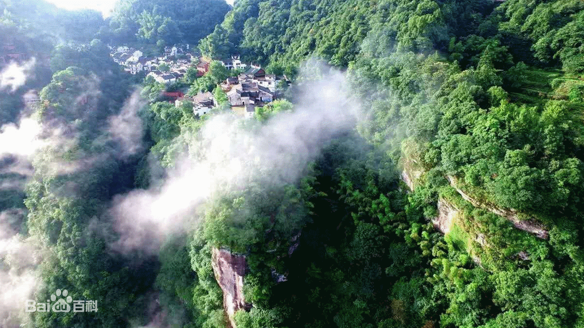 平江县境内群山叠翠,气候宜人,一座国家森林公园
