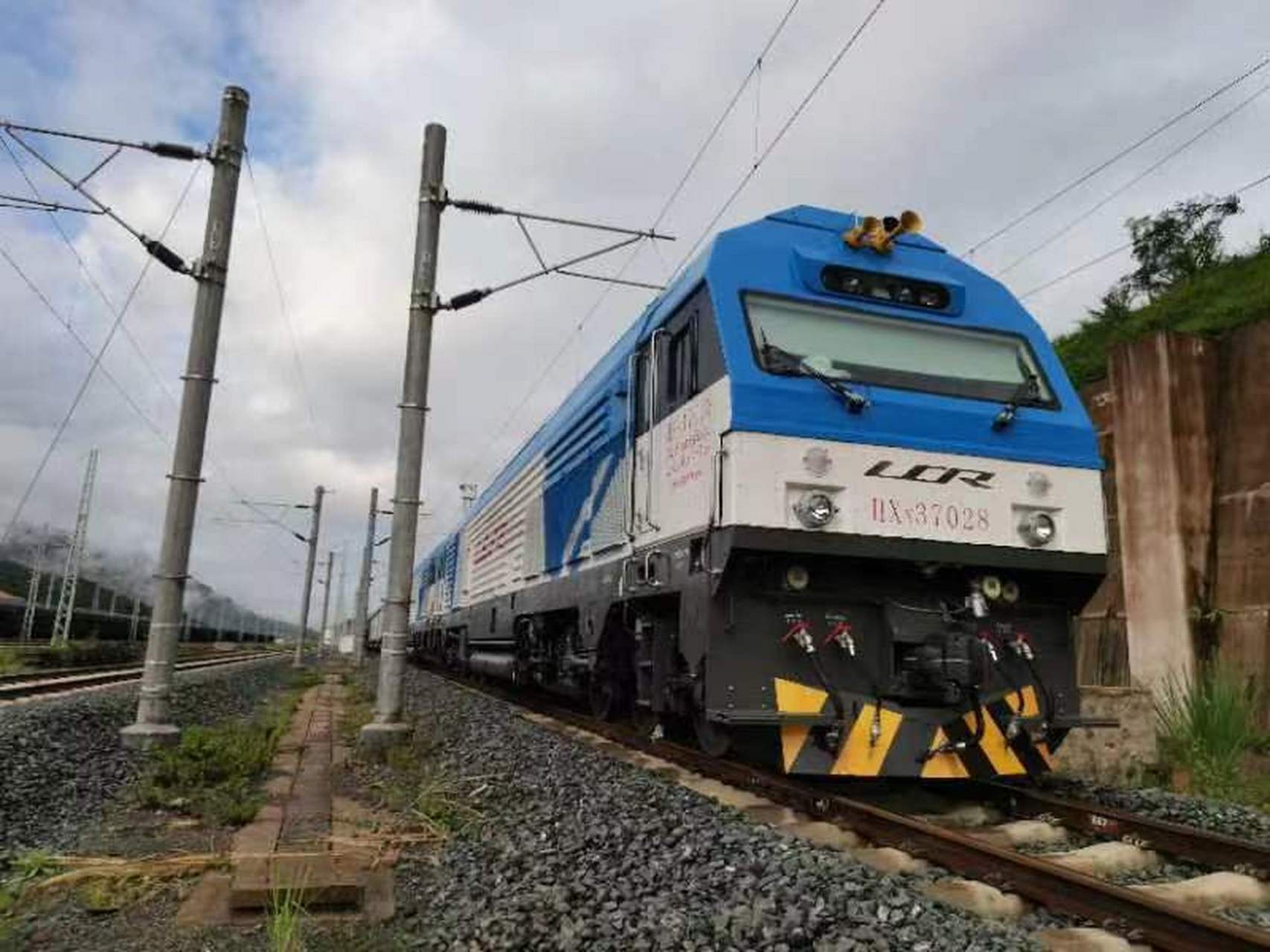 振兴新突破辽宁杠杠滴# 【"大连造"hxn3型内燃机车