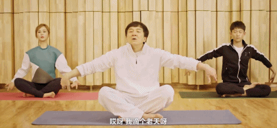 功夫巨星成龙直播连麦,不关闭直播打赏引热议,网友吐槽掉钱眼了