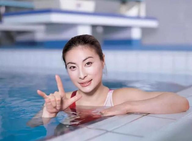 12岁创下吉尼斯世界纪录,"豪门媳妇"伏明霞如今生活如何?