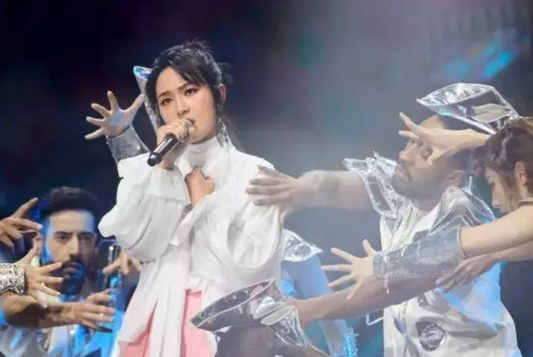 回顾歌手周笔畅:三段感情都失败,38岁仍未婚,父母疯狂催婚