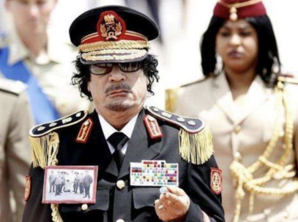 他不顾国内百姓身处水深火热之中,怨声载道,任由美国在利比亚境内建立