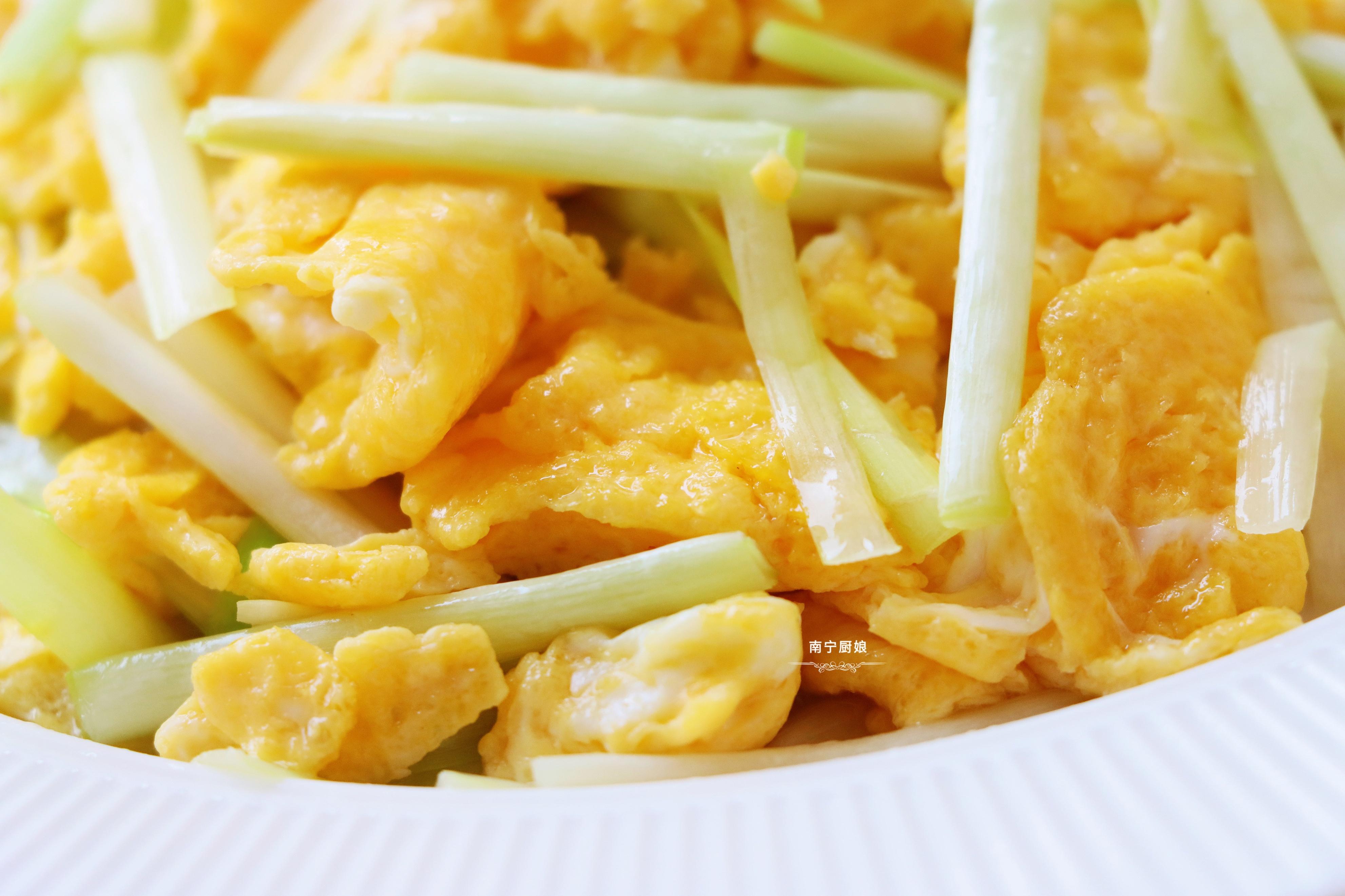 韭黄炒蛋,有人先炒韭黄有人先炒蛋,其实都错了!难怪炒得不好吃