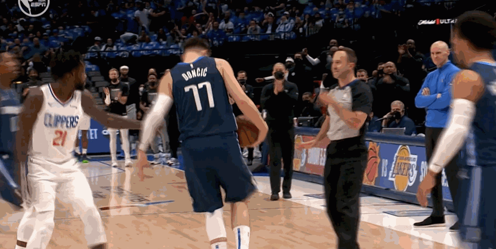 东契奇单节11分打爆快船!贝弗利挑事起冲突,双双吃技术犯规