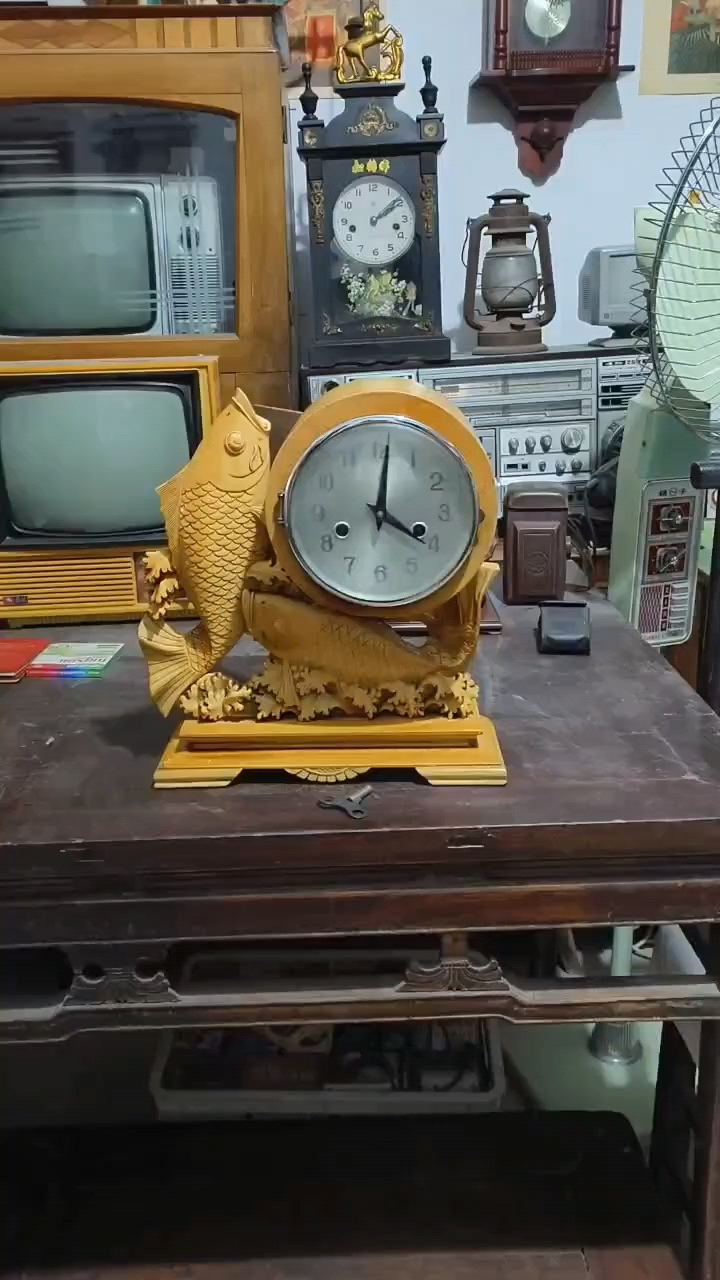 北极星老座钟,品相保存的非常好,造型独特,一对大鲤鱼,年年有