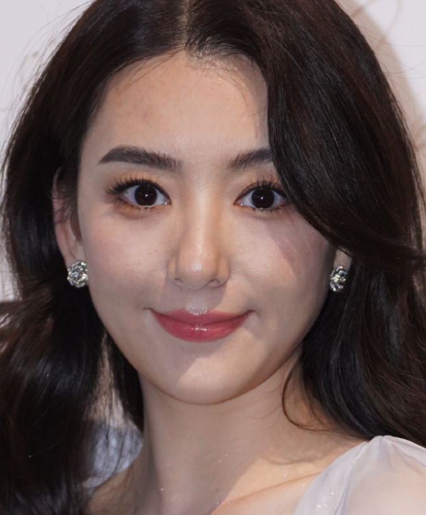 高级气质:郭富城妻子白裙时尚示范,散发阔太魅力不输女明星!