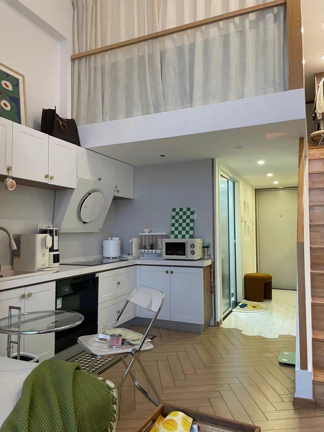 27岁独居女孩的西户loft公寓:小小28平,晚霞是她家最好的软装