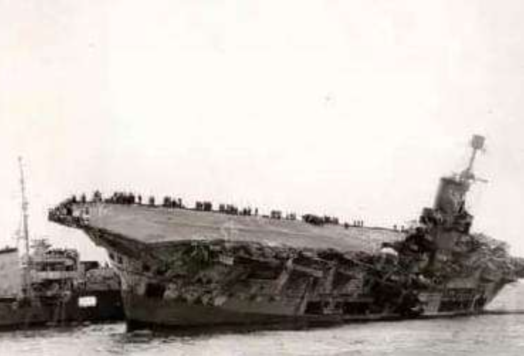 短命航母信浓号首次航行便被美军潜艇击中最终因无法挽救沉没