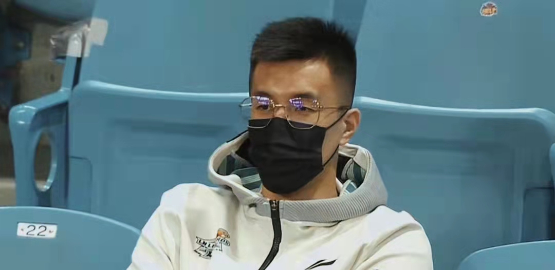 郭艾伦今天又淘气了!张镇麟找他击掌,大漂亮戴眼镜故意虚晃一枪