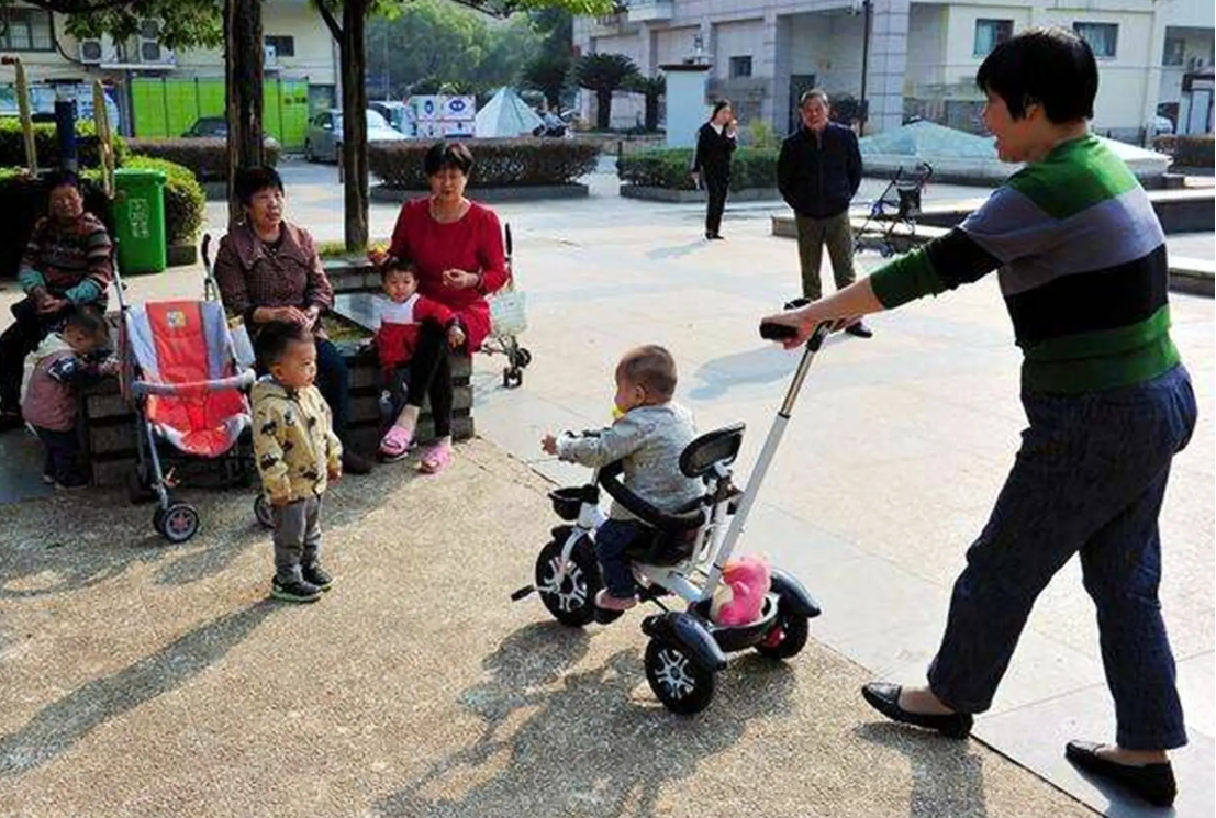 奶奶带孙子图片